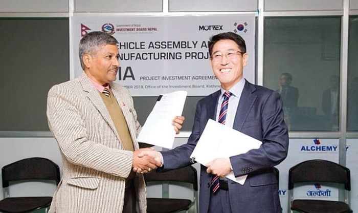 CEO Investment Board Nepal (IBN), Maha Prasad Adhikari (kiri) dan CEO Motrex, Lee Hyung-hwan (kanan)