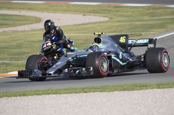 Valentino Rossi dan Lewis Hamilton tukar kendaraan balap masing-masing