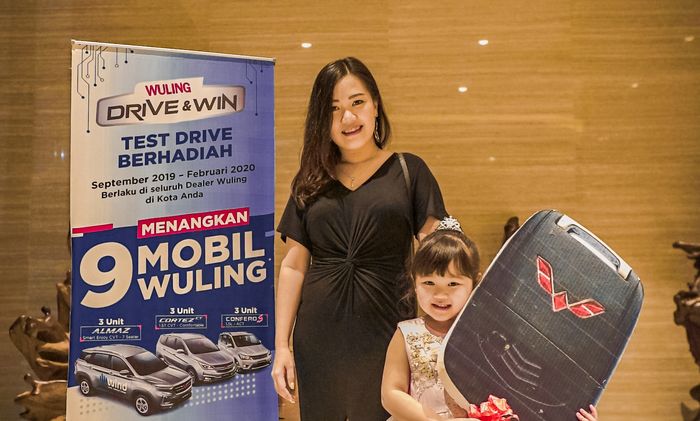 Elnawati pemenang asal Pontianak, membawa pulang hadiah Wuling Cotez CT