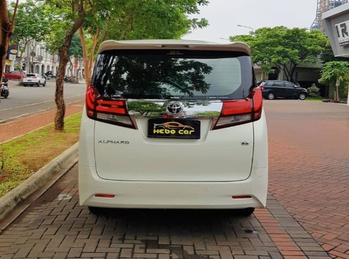 Tampilan belakang Toyota Alphard 2.5 G tahun 2015