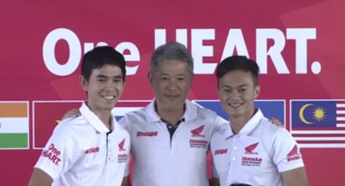 Gerry Salim (kiri) dalam konfrensi pers Honda Asia Dream Racing di Malaysia (13/12)