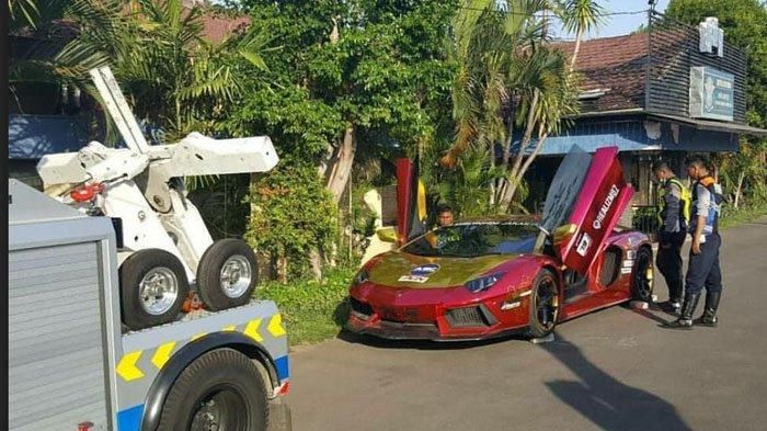 Lamborghini Aventador SV yang sempat terbakar di Jl Mayjend Sungkono, Surabaya