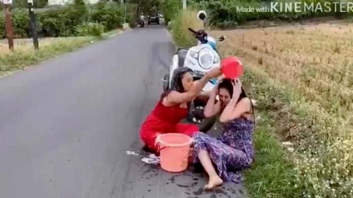 Video dan Foto-foto Wanita Cantik Challenge Mandi Sambil Berkendara Sepeda Motor di Mojokerto Viral (Tangkapan Layar)