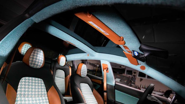 Bagian jok hingga pilar-pilar semua dilapis dengan bahan khusus