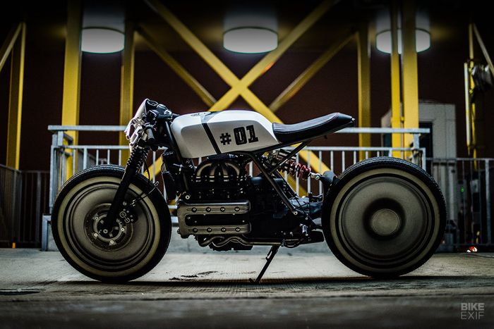 Pelek Harley-Davidson V-Rod dipakai agar kedua rodanya terlihat padat