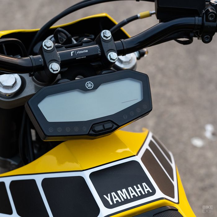 Panel instrumen bawaan MT-07 masih dipakai