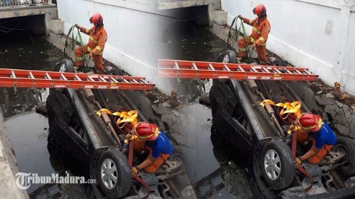 Proses evakuasi Toyota Avanza yang nyemplung di parit