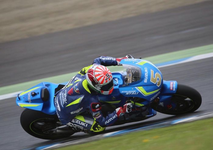 Johann Zarco mengetes motor Suzuki 