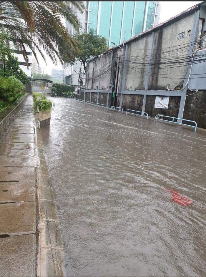 Air di depan pintu masuk Plaz Senayan