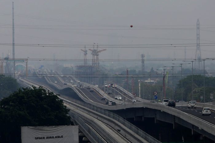 Jalan Tol Layang Jakarta-Cikampek II di kawasan Bekasi Barat yang difoto dengan lensa 75 mm.