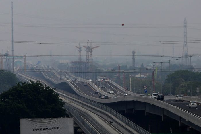 Jalan Tol Layang Jakarta-Cikampek II di kawasan Bekasi Barat yang difoto dengan lensa 75 mm.