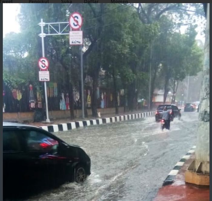 Jalan Gatot Soebroto juga mengalami genangan air 