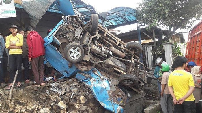 Kondisi pikap yang ringsek karena tabrakan beruntun