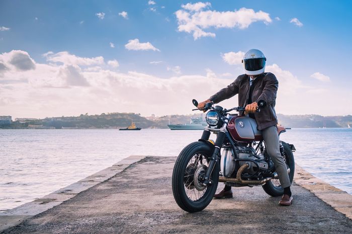 BMW R100RS brat style ini pun terlihat begitu menawan