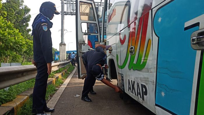 Petugas saat memeriksa bus akap di Bogor jelang natal dan Tahun baru