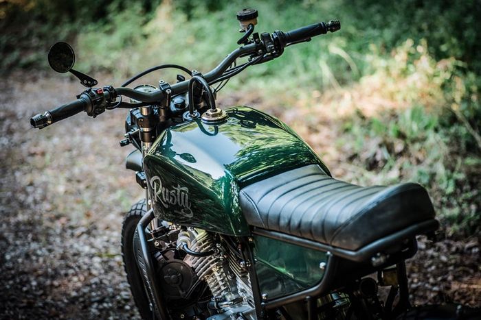 Subframe, jok dan tangki merupakan hasil kustom semua