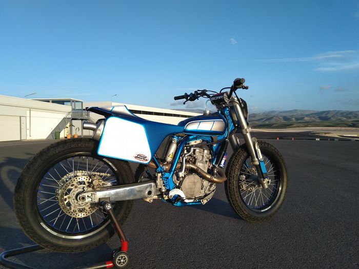 Perpaduan kelir candy blue dan silver metalic tampak keren