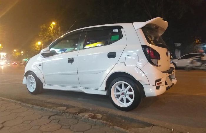 Tampilan samping diubah jadi lebih lebar dengan over fender