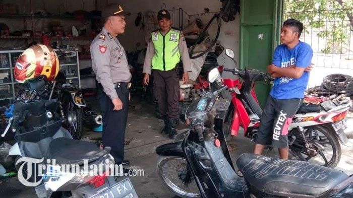 ANggota kepolisan Polres TUban Mengimbau kepada pemilik bengkel agar tidak melayani pemasangan knalpot brong