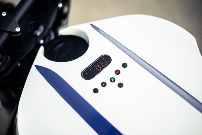 Cover tangki baru yang sudah ditanami speedometer Motogadget dan indikator