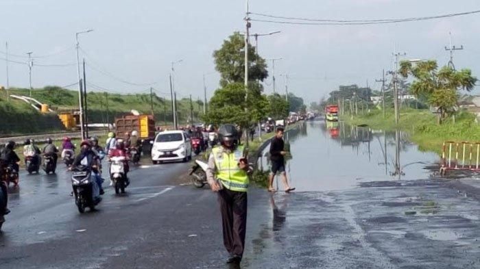 Air kembali menggenangi Jalan Raya Porong, Minggu (28/4/2019). Seperti sebelumnya, banjir di jalan ini akibat liburan air Kali Ketapang yang volumenya naik paska hujan deras mengguyur.