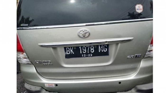 Toyota Kijang Innova yang hancur adu wajah lawan truk di Simalungun