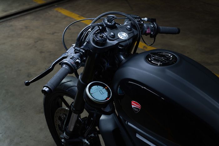 Meski dibilang scrambler tapi setangnya pakai model clip-on