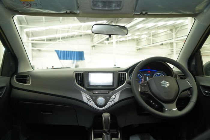 Panel interior Suzuki New Baleno pakai warna dark grey