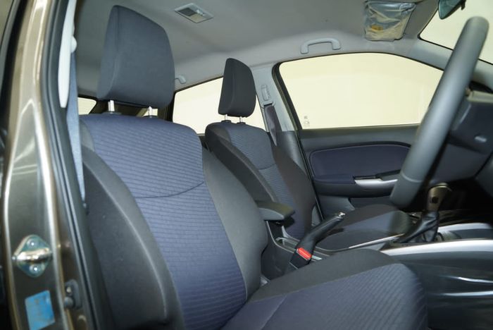 Interior dengan warna baru dark blue disematkan di jok dan door trim Suzuki New Baleno 2020