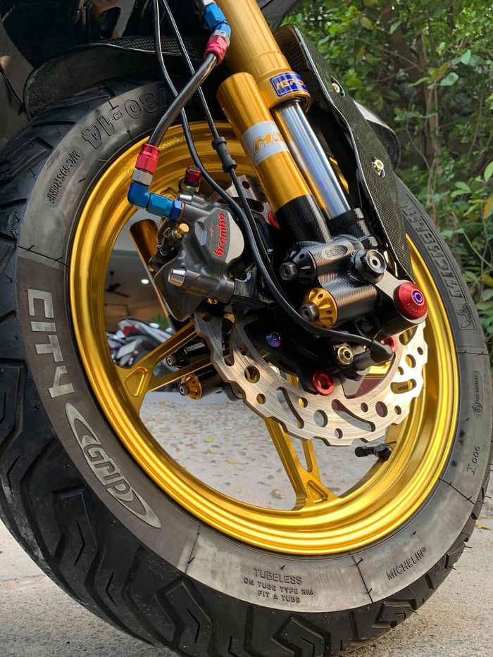 Garpu upside down yang senada dengan pelek ditambah rem cakram mewah