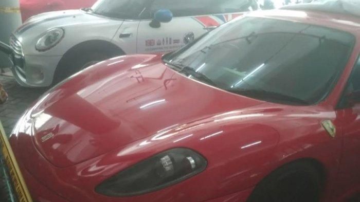 Supercar Ferrari merah yang diamankan Polda Jatim