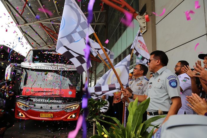 Ilustrasi pelepasan bus dalam program mudik gratis