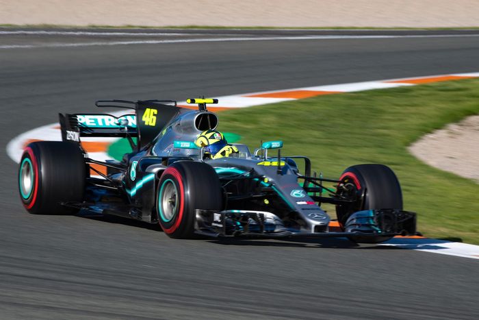 Valentino Rossi mendapatkan kesempatan bertukar tunggangan dengan Lewis Hamilton di sirkuit Valencia (9/12)