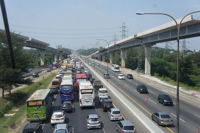 Arus lalu lintas di kilometer 47 tol Jakarta-Cikampek arah menuju Cikampek terpantau padat merayap, Kamis (30/5/2019). 