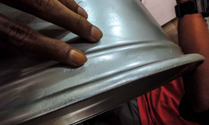 Ilustrasi mengecek pelek bekas atau pelek seken