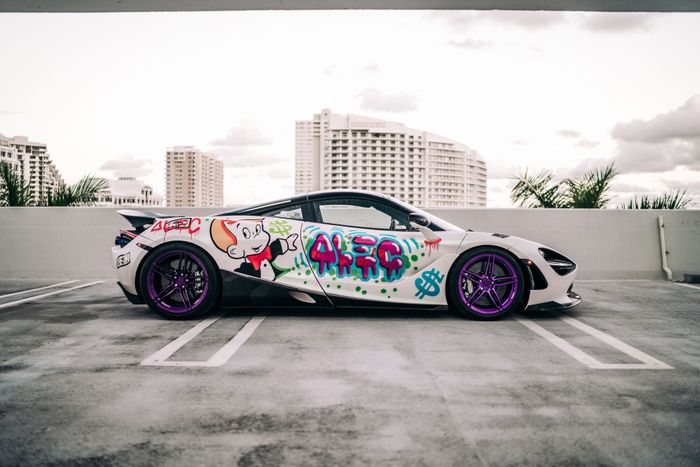 Tampilan samping McLaren 720S dengan tema street art