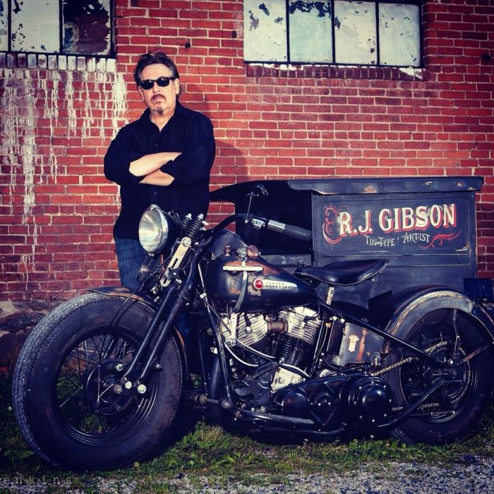 RJ Gibson yang memasang Dark Room di Harley-Davidson 1938 miliknya