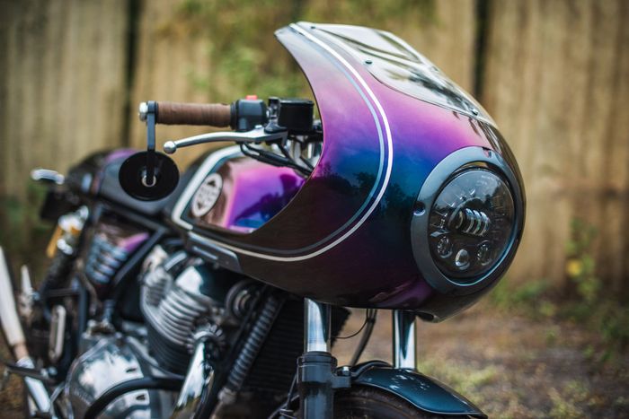 Desain fairing depan dengan inspirasi Triumph Thruxton