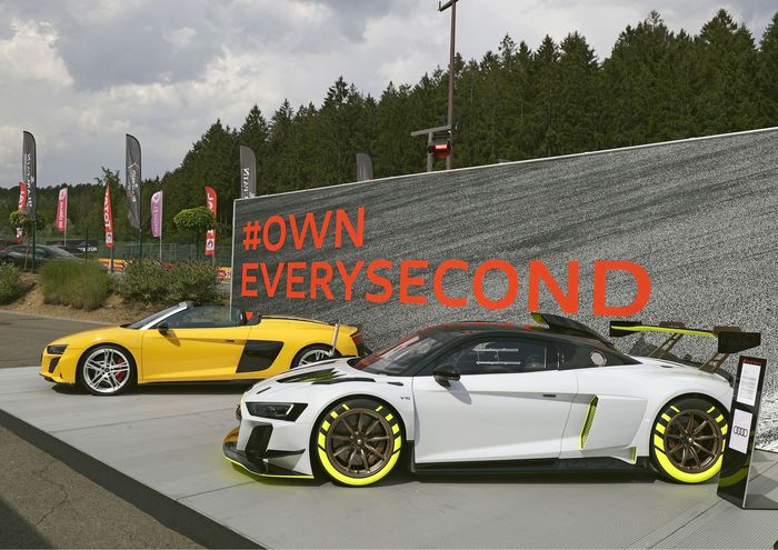 Audi R8 Spyder (kuning) berjajar dengan Audi R8 LMS GT2 (putih)