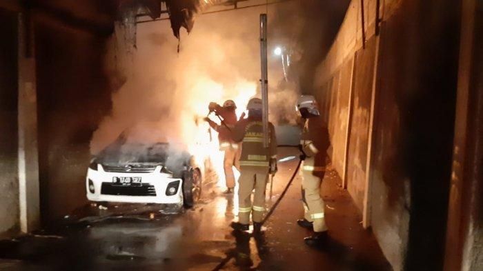 Proses pemadaman api yang membakar Suzuki Ertiga di Pasar Minggu, Jakarta Selatan