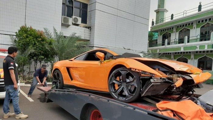 Lamborghini Gallardo milik AM saat dibawa sebagai barang bukti nampak tak utuh