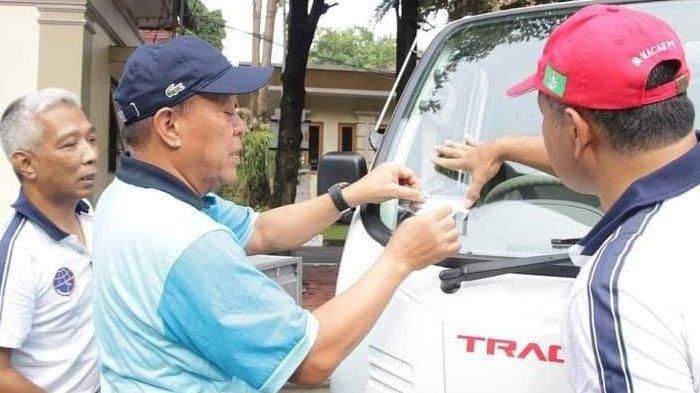Kartu uji dan barcode tanda lulus yang ditempelkan pada kendaraan wajib uji.