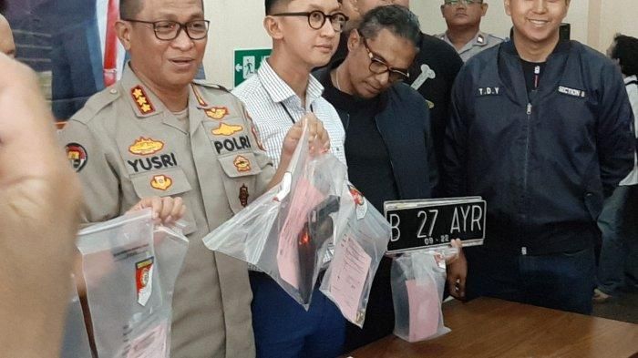 Polisi menunjukkan barang bukti hasil penangkapan AM
