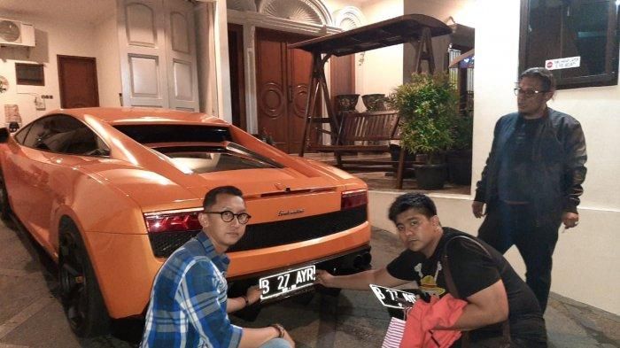 Lamborghini Gallardo generasi kedua dengan mesin 5.200 cc V10 milik tersangka penodongan senjata api ke dua orang pelajar