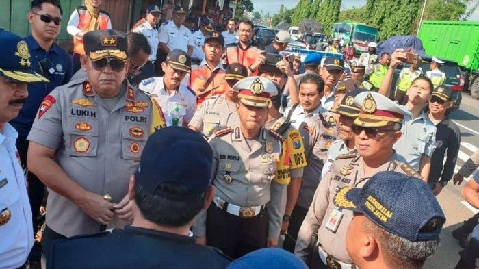 Kapolda Jatim Irjen Pol Luki Hermawan saat meninjau lokasi maut di Jalan Raya Surabaya-Malang, Desa Sentul, Purwodadi, Pasuruan
