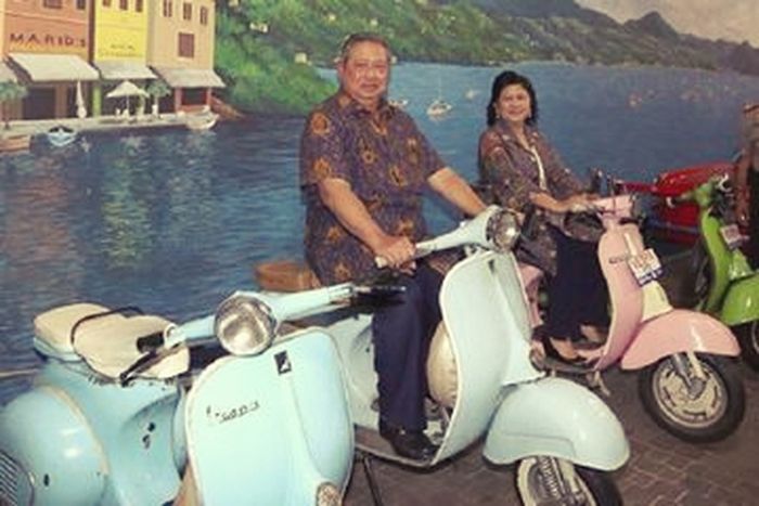 Foto kenangan SBY bersama Ani Yudhoyono dengan Vespa PTS dan VBB. 