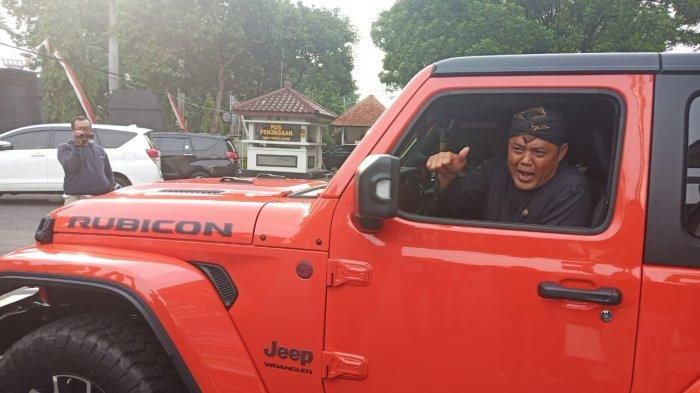 Bupati Karanganyar, Juliyatmono menggunakan mobil dinas barunya berjenis Jeep Wrangler Rubicon seharga Rp 2,1 miliar saat acara kedinasan di kantor DPRD Karanganyar, Kamis (26/12/2019).  