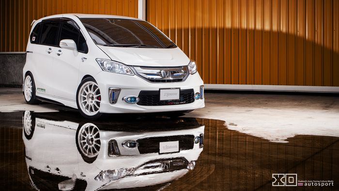 Modifikasi Honda Freed pasang muka versi Hybrid