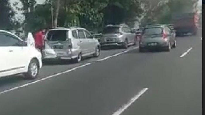 Tabrakan beruntun Toyota Kijang Innova, Voxy, New Avanza, Daihatsu Xenia dan bus di tol Porong, Jawa Timur