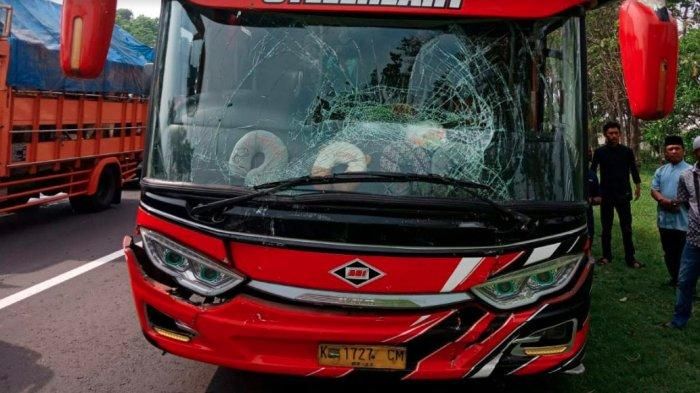 Bus yang mengakibatkan kecelakaan beruntun 5 kendaraan di tol Porong